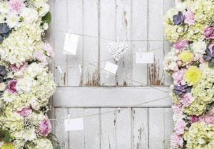 Hvítur viður með blómum