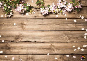 12. Brúnn viður með blómum